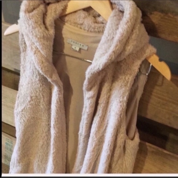 New Fuzzy Sherpa Pocketed Vest - Picture 3 of 4